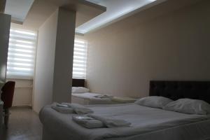 安卡拉阿布罗内卡提贝酒店的一间卧室设有两张床和窗户。