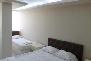 安卡拉阿布罗内卡提贝酒店的一间卧室设有一张床和一个窗口
