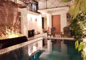 马尼拉Airport Hostel Manila的房屋旁带游泳池的房子