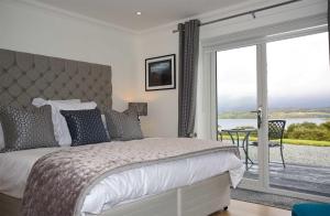 Port na LongWoodland Lodge的一间卧室设有一张床和一个美景阳台