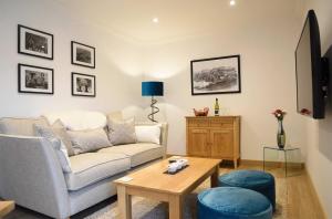 Port na LongWoodland Lodge的客厅配有沙发和桌子