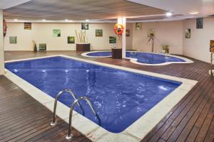 希洪西尔肯希洪城市酒店的酒店客房中间的游泳池