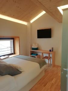 CovaneraHotel Rural Aguazul的一间卧室配有一张床、一张书桌和一台电视
