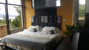 瓜塔维塔APTO 102 EN "ABADIA de TOMINE"的卧室配有一张带白色床单和枕头的大床。