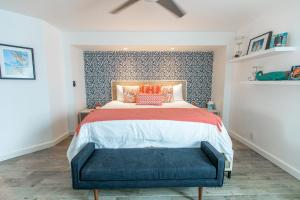 East EndVilla Nautilus St. Thomas的一间卧室设有一张蓝色墙壁的大床