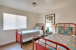 摩押5C Sweet RedCliff Condo, Pool & Hot Tub的一间卧室设有两张床和窗户。