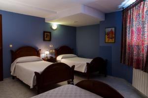 帕伦西亚阿尔戈栋旅馆的蓝色墙壁客房的两张床