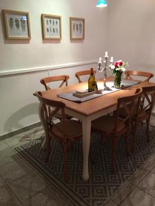 海德堡海德堡公寓的餐桌、椅子、桌子和鲜花