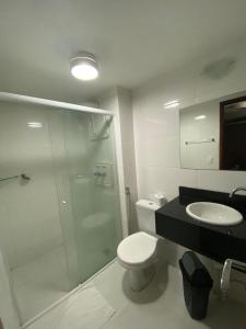 若昂佩索阿Anjos Praia Hotel的带淋浴、卫生间和盥洗盆的浴室