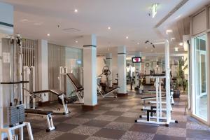拉德博伊尔德累斯顿拉德博伊尔城市酒店的大楼内带跑步机和机器的健身房