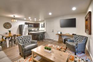 摩押5G Perfect RedCliff Condo, Pool & Hot Tub的带沙发和椅子的客厅以及厨房。