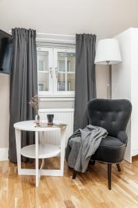 卢德维卡卢德维卡司丹思酒店的客厅配有椅子和桌子