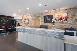 肯纳威克Red Lion Inn & Suites Kennewick Tri-Cities的砖墙餐厅里的酒吧