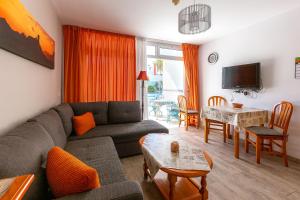 英格兰海滩Apartamentos Bogota的客厅配有沙发和桌子