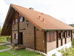 EisfeldChalet in Hinterrod Thuringia with sauna的一座带红色屋顶的小木房子