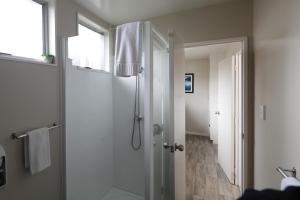 蒂阿瑙亚丁汽车旅馆的带淋浴的浴室和玻璃门