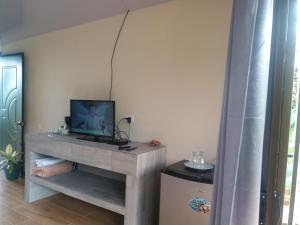 图里亚尔瓦Quinta los volcanes的一间房间,配有一张桌子和一台电视