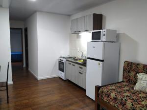 米纳斯Posada La Nona的厨房配有白色冰箱和炉灶。