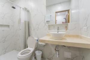辛塞莱霍Stanza Hotel Sincelejo的白色的浴室设有卫生间和水槽。