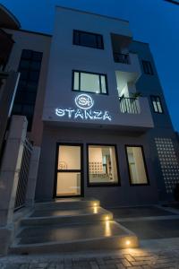 辛塞莱霍Stanza Hotel Sincelejo的建筑的侧面有星号