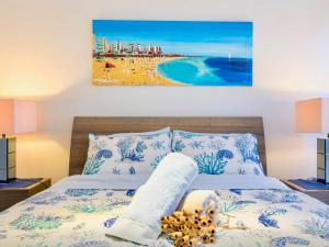 弗兰克斯顿By The Beach Frankston的一间卧室配有一张床,享有海滩美景