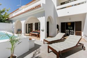 Sea La Vie-Quintessential Algarve Home with Pool in Manta Rota内部或周边的泳池