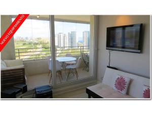 维纳德马Apartamento Concon - Costas del Mar的带阳台的客厅