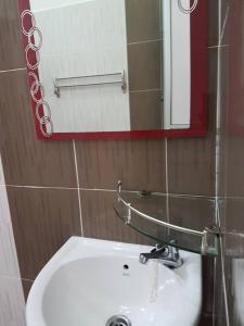 瓜拉丁加奴The Kallang House的浴室设有白色水槽和镜子