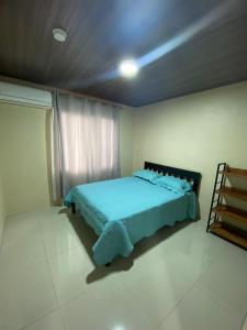 乌维塔Cabinas El Paso de Moisés的一间位于客房内的蓝色床卧室
