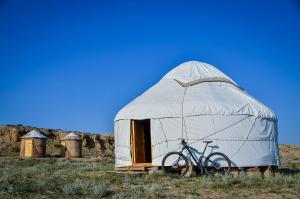 Ak-SayFeel Nomad Yurt Camp的停放在田野的圆顶帐篷里的自行车