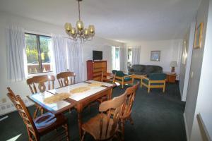 坎莫尔Bighorn Inn & Suites的用餐室以及带桌椅的起居室。