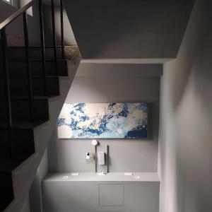 台南EasyLiving的一间带水槽的浴室和墙上的绘画