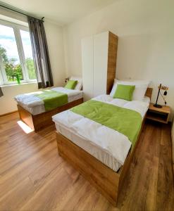 拉多夫吉卡Life Hostel Slovenia的双床间,铺有木地板