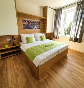 拉多夫吉卡Life Hostel Slovenia的一间卧室配有一张大床,铺有木地板