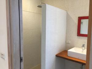 鹅銮鼻窝在海边民宿的一间带水槽和镜子的浴室