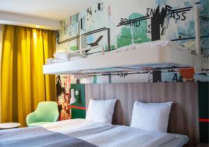 阿兰达阿兰达早安酒店的一间卧室设有两张床,墙上涂鸦。