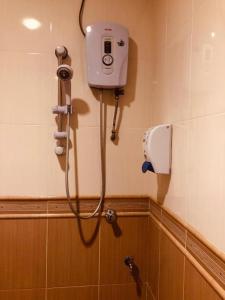 伯恩仓Hotel Chua Gin @ Brinchang Centre的浴室设有淋浴,墙上配有摄像头