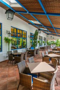萨洛La Siesta Salou Resort & Camping的户外庭院设有桌椅和窗户。
