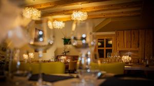 Lucinges乐邦赫黛乐普里酒店的用餐室配有桌椅和吊灯。