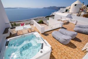 伊亚Onar Villas - Onar Hotels Collection的海景天井上的热水浴池