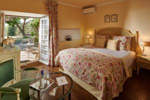 莫扎克和格朗德-卡斯唐收藏家农场酒店的酒店客房设有一张床和一个露台。