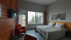 Alapitkä约金聂门马克凯鲁旅馆的卧室配有床、椅子和窗户。