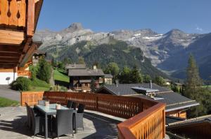 莱迪亚布勒雷Chalet Edelweiss Breathtaking Glacier View的阳台配有桌椅,享有山景。