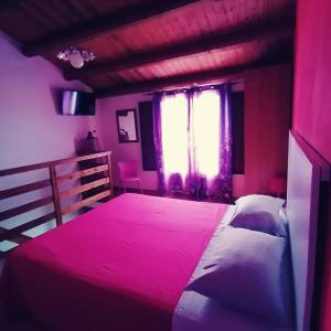 里里耶沃特拉帕尼董娜西西纳旅馆的一间卧室设有一张大床和一个窗户。