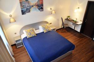 圣彼得堡By Hermitage house的一间卧室配有蓝色的床和一张书桌