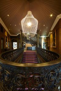 邓迪邓迪石竹旅馆的建筑中带有大吊灯的楼梯