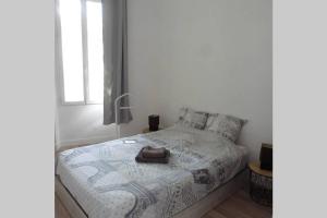 普罗旺斯艾克斯Villa Zola的一间白色的卧室,床上装有袋子