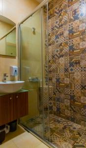 松树酒店的一间浴室