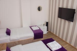 新帕扎尔Motel KVELE的客房设有两张床和一台平面电视。
