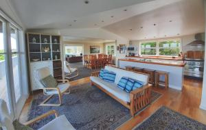 欧尼坦基怀赫科度假屋的带沙发的客厅和厨房